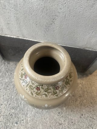 Vaso decorato in ceramica beige