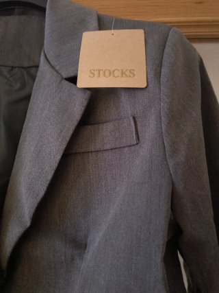 Chaqueta corta gris con mangas camiseras.