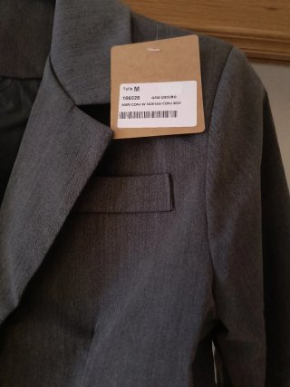 Chaqueta corta gris con mangas camiseras.