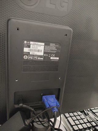 Monitor LG 24M35A + Teclado Genius