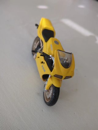 Miniatura moto DUCATI 748 gialla