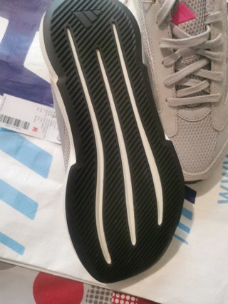 Scarpe Adidas grigie con dettagli rosa