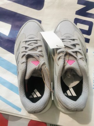 Scarpe Adidas grigie con dettagli rosa