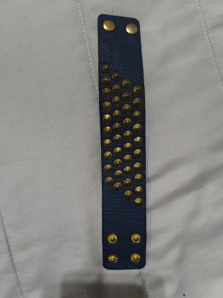 Pulsera azul con tachuelas doradas