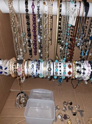Lote Collares , Pulseras y pendientes de  Bisuterí