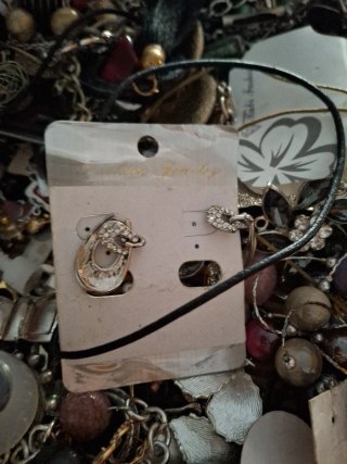 Lote Collares , Pulseras y pendientes de  Bisuterí
