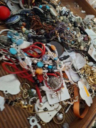 Lote Collares , Pulseras y pendientes de  Bisuterí