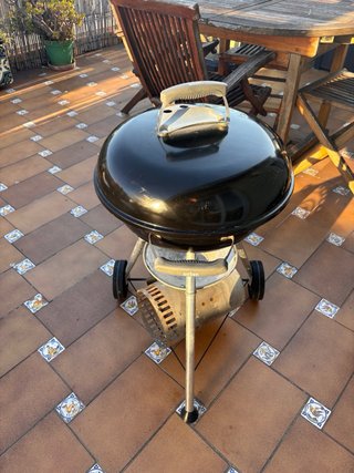 Barbacoa Weber Negra y Dorada