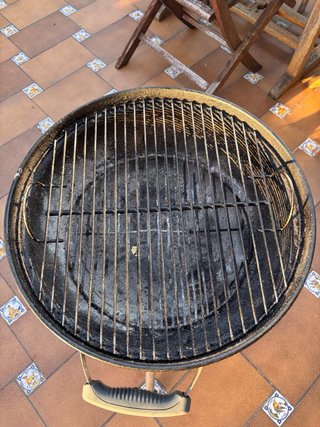 Barbacoa Weber Negra y Dorada