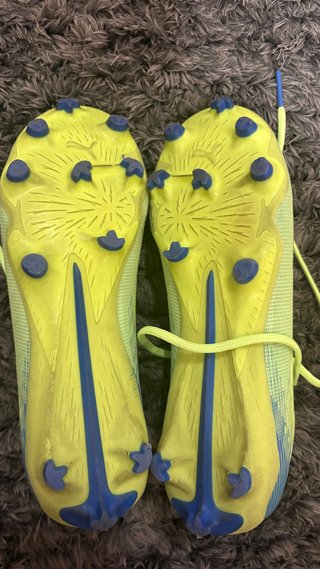 Botas de fútbol Puma niño verde y azul.