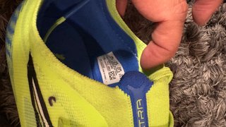 Botas de fútbol Puma niño verde y azul.