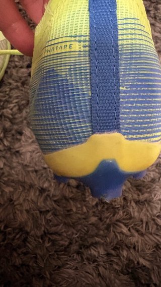 Botas de fútbol Puma niño verde y azul.