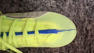 Botas de fútbol Puma niño verde y azul.