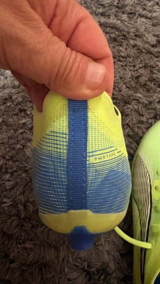 Botas de fútbol Puma niño verde y azul.