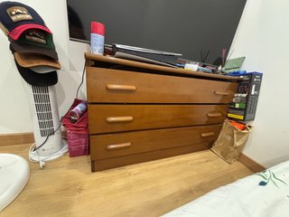 Mueble de madera con 3 cajones
