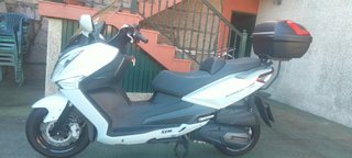 Maxi Scooter SYM Blanca y Negra Automática