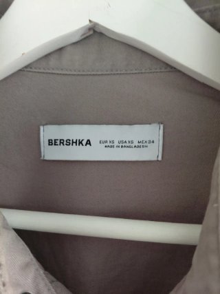 Chaqueta Bershka con vivos blancos