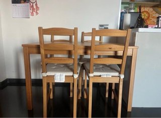 Mesa de madera con 4 sillas