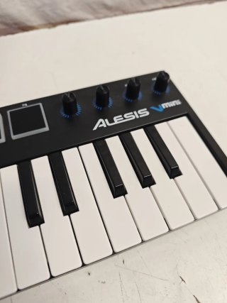 Teclado MIDI Alesis Vmini