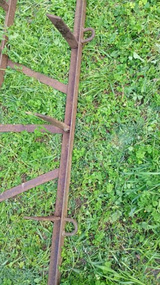 Grada cultivadora de metal, antigua.