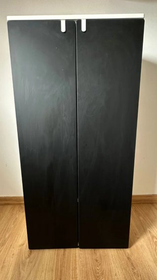 Armario puertas negras y blancas