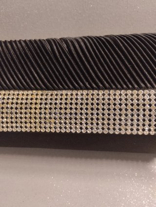 Cartera de mano elegante con pedrería