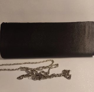 Cartera de mano elegante con pedrería