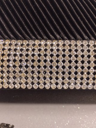 Cartera de mano elegante con pedrería