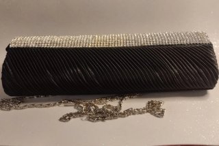 Cartera de mano elegante con pedrería