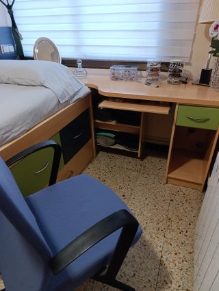 Cama nido 90 con escritorio-zapatero y silla.