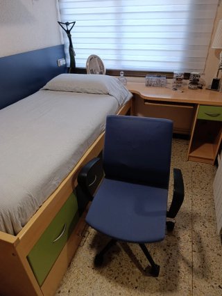 Cama nido 90 con escritorio-zapatero y silla.