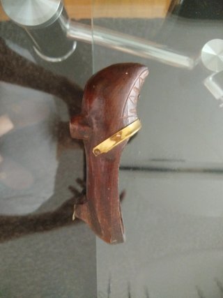 Antiguo zueco de madera tallada