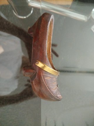 Antiguo zueco de madera tallada