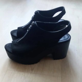 Sandalias plataforma negras con cremallera