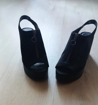 Sandalias plataforma negras con cremallera