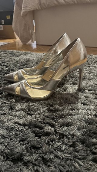 Zapatos de salón plateados transparentes