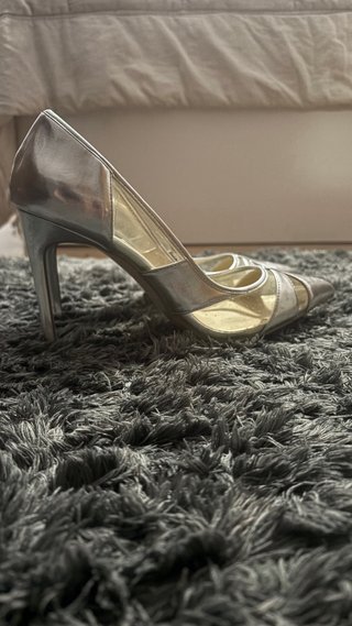 Zapatos de salón plateados transparentes