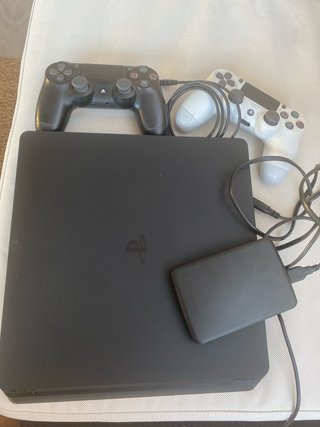 PS4 (PlayStation 4) con controller e hard disk
