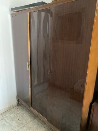 Armario de madera marrón