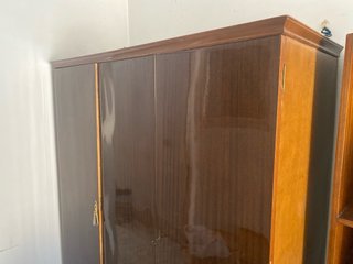 Armario de madera marrón 140X180