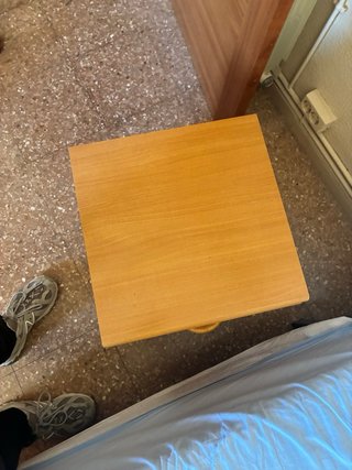 Comodino in legno con 2 cassetti