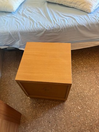 Comodino in legno con 2 cassetti