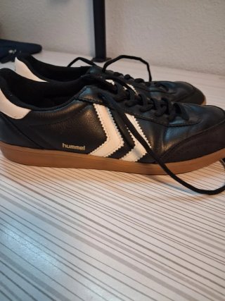 Zapatillas Hummel Negras y Blancas