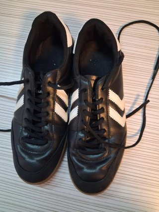 Zapatillas Hummel Negras y Blancas