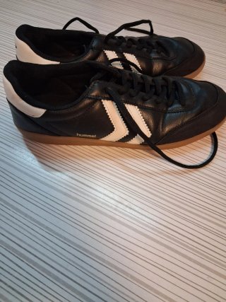 Zapatillas Hummel Negras y Blancas