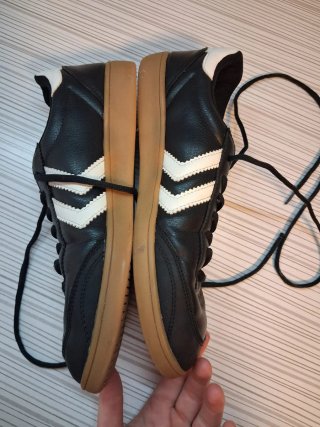 Zapatillas Hummel Negras y Blancas