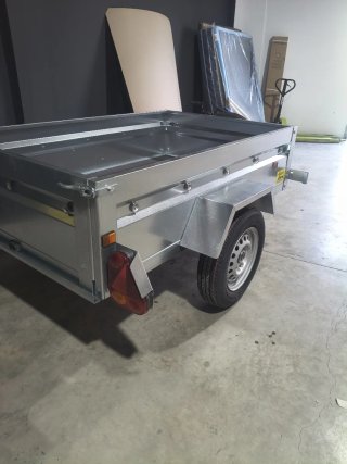 Remolque galvanizado con rueda de repuesto
