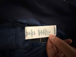 Traje de boda azul con chaleco, corbata y pañuelo