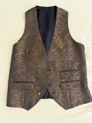 Traje de boda azul con chaleco, corbata y pañuelo
