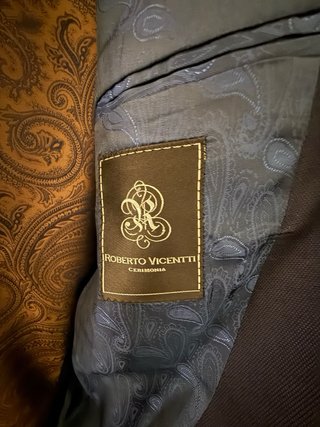 Traje de boda azul con chaleco, corbata y pañuelo